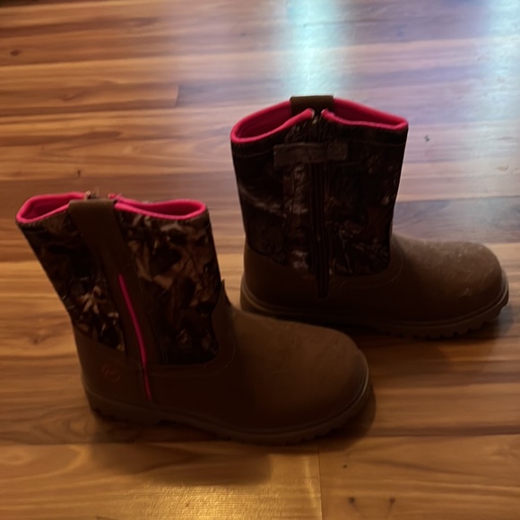 Mid-Calf Magellan Pink Camo Girl Zip-Up Boots - Picture 2 of 2